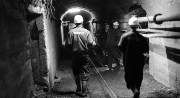 foto kryesore — Nisin të dalin një pjesë e minatorëve të…